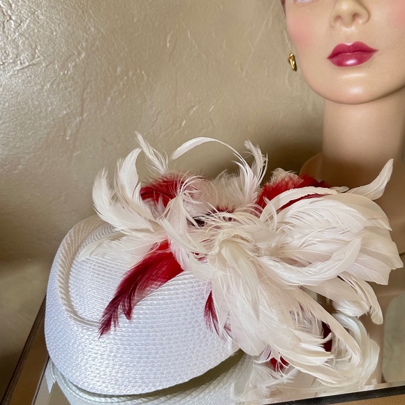 SOPHISTICATED 1970s' WHITE STRAW CAP WITH WHITE AND RED CURLY FEATHERS - Picture 9 of 11